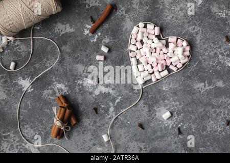 Ein herzförmiges weißes Garn voller Marshmallows für den Valentinstag, den 14. Februar Stockfoto