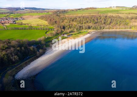 Luftaufnahme des Strandes Silversands in Aberdour in Fife, Schottland, Großbritannien Stockfoto