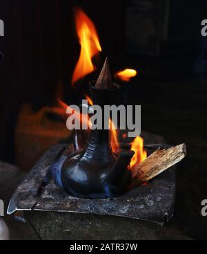 Lalibela/Äthiopien - 2. April 2019: Traditionelle äthiopische Kaffeekanne in Holzfeuer Stockfoto