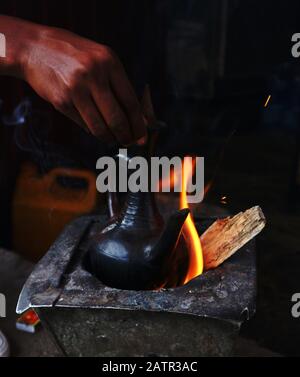 Lalibela/Äthiopien - 2. April 2019: Traditionelle äthiopische Kaffeekanne in Holzfeuer Stockfoto