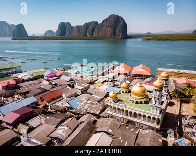 Schöne Landschaft Moschee Meer und Himmel im Sommer auf der Insel Punyi, Ko Panyi oder Koh Panyee, moslemische Fischer Dorf Sehenswürdigkeiten Reisen mit dem Boot Stockfoto