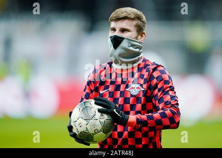 04. Februar 2020, Hessen, Frankfurt am Main: Fußball: DFB-Pokal, Runde 16, Eintracht Frankfurt - RB Leipzig, Commerzbank-Arena. Der Leipziger Timo Werner steht während des Aufwärmtrainings auf dem Platz. Foto: Uwe Anspach / dpa - WICHTIGER HINWEIS: Gemäß den Vorschriften der DFL Deutsche Fußball Liga und des DFB Deutscher Fußball-Bund ist es verboten, im Stadion und/oder aus dem fotografierten Spiel in Form von Sequenzbildern und/oder videoähnlichen Fotoserien auszunutzen oder auszunutzen. Stockfoto