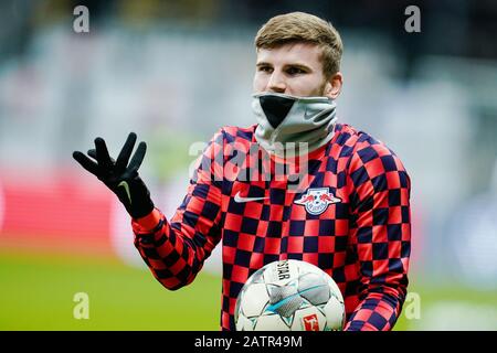 04. Februar 2020, Hessen, Frankfurt am Main: Fußball: DFB-Pokal, Runde 16, Eintracht Frankfurt - RB Leipzig, Commerzbank-Arena. Der Leipziger Timo Werner steht während des Aufwärmtrainings auf dem Platz. Foto: Uwe Anspach / dpa - WICHTIGER HINWEIS: Gemäß den Vorschriften der DFL Deutsche Fußball Liga und des DFB Deutscher Fußball-Bund ist es verboten, im Stadion und/oder aus dem fotografierten Spiel in Form von Sequenzbildern und/oder videoähnlichen Fotoserien auszunutzen oder auszunutzen. Stockfoto