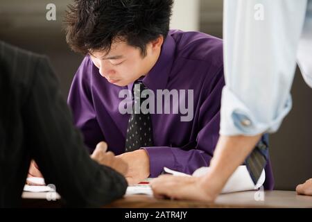 Drei Führungskräfte in einer Besprechung. Stockfoto