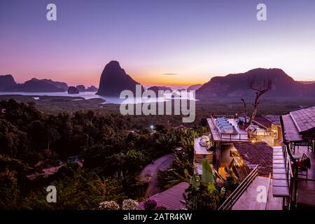 Phangnga Bay Thailand, Sunrise Phuket, Morgendlicher Blick auf Samet Nang She in der Phangnga-Bucht, Südthailand Stockfoto