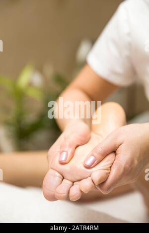 Nahaufnahme der Frau, die Fußmassage im Spa-Salon erhält Stockfoto