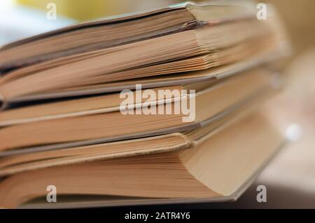 Eine Nahaufnahme der Seiten einer Vielzahl von Hardback-Büchern. Vorbereitung auf Prüfungen an der Universität. Selektiver Fokus. Ohne Menschen. Stockfoto
