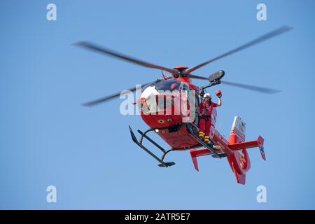 Bukarest/Rumänien - Luftfahrtschau - 24. September 2019: SMURD-Hubschrauberpilot mit Daumen nach oben und winken. Stockfoto