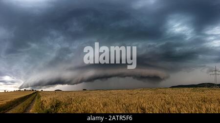 Wunderschönes überzellenes Gewitter, dunkle Wolken über dem Feld Stockfoto