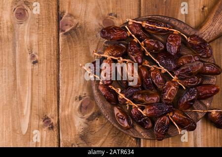 Rohbio Medjool Dates Ready to Eat. Ostbonbons auf Holzgrund. Kopierbereich. Stockfoto