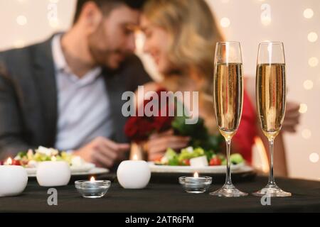 Hintergrund Der Feier zum Valentinstag. Romantisches Paar Zum Abendessen Im Restaurant Stockfoto