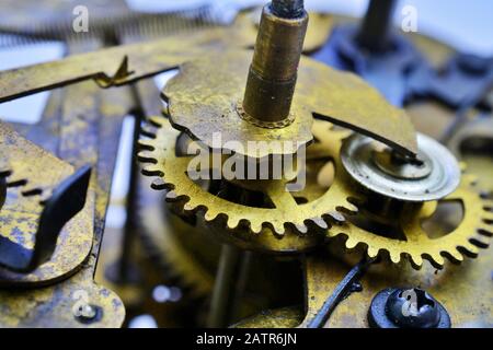 Vintage-Uhrwerk Nahaufnahme im Studio. Stockfoto