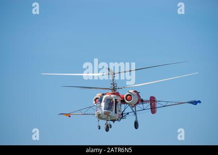 Bukarest/Rumänien - Luftfahrtschau - 21. September 2019: Hubschrauber KA 26 fliegen in den Himmel. Stockfoto