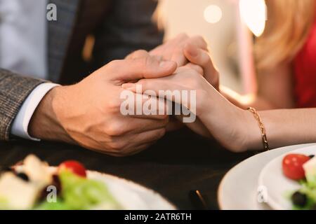 Abschluss Des Romantischen Ehepaares, Das Am Tag Ein Abendessen Im Restaurant Hält Stockfoto