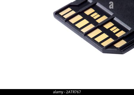 Selektives Fokusfoto von zwei goldenen Kontaktreihen auf der Rückseite der UHS-II-Speicherkarte mit hoher Geschwindigkeit, isoliert auf weißem Hintergrund, Nahaufnahme. Schnelles modernes Memor Stockfoto