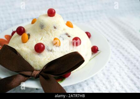 Köstliches Dessert zu Weihnachten. Gericht aus Hüttenkäse mit Beeren, die auf weißem Grund dekoriert sind. Stockfoto