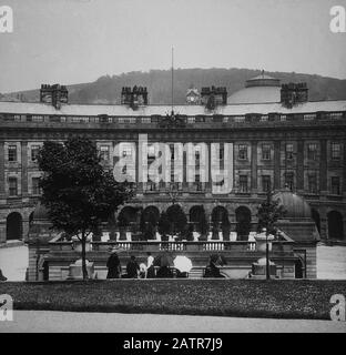 Buxton Crescent & Thermal Spa Hotel während der viktorianischen Zeit c 1890, Victorians vor dem Bath House, antike alte Glas-Magier-Laternenbild. Das neu renovierte Hotel soll 2020 eine nördliche Hauptstadt für Gesundheit und Wohlbefinden schaffen. Antique Magic Lantern Slide. Ursprünglicher Fotograf unbekannt, Urheberrechtszeitraum abgelaufen. Digitale Fotografie, Wiederherstellung, Bearbeitung Copyright © Doug Blane. Stockfoto