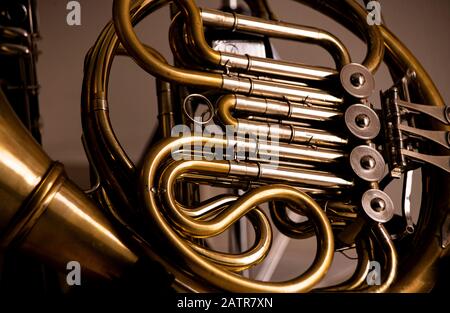 Nahaufnahme der Blasrohre und Ventile eines französischen Horns in einem Musikkonzept Stockfoto
