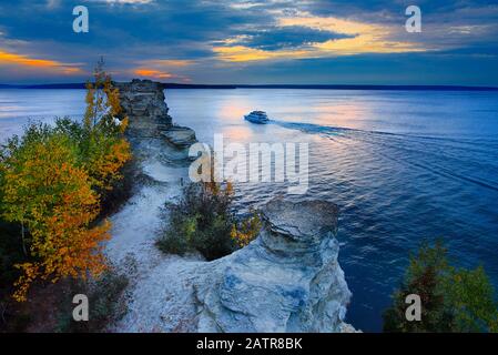 Ausflugsboot, Miners Castle Overlook, Pictured Rocks National Lakeshore, Munising, Michigan, USA Stockfoto