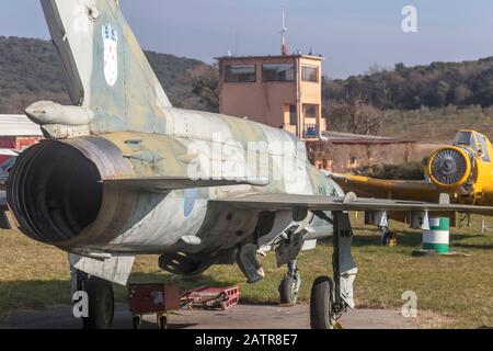 Vrsar, KROATIEN - 29. JANUAR 2020: Alter Überschall-Düsenjäger MiG-21, Fishbed, ausgestellt im Aeropark in Vrsar, Istrien, Kroatien Stockfoto