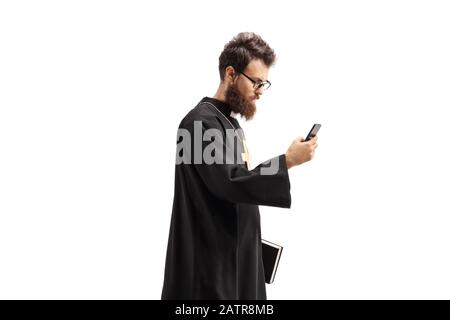 Priester mit Handy isoliert auf weißem Hintergrund Stockfoto