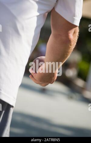 Mitte Schnittansicht eines älteren Mannes Boccia spielen Stockfoto