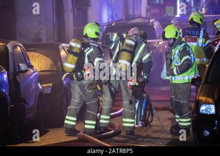 Zehn Feuerwehrfahrzeuge und rund 70 Feuerwehrleute wurden in einer Autowerkstatt in der Hoe Street in Walthamstow zum Brand gerufen. Stockfoto