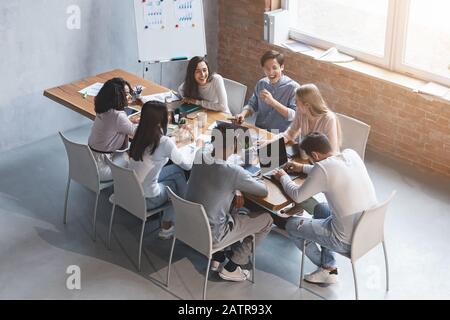 Kreatives Business Team diskutiert über neues Projekt im Büro Stockfoto