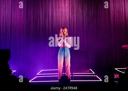 Bergen, Norwegen. September 2019. Die norwegische Sängerin, Songschreiberin und Musikerin Astrid Smeplass ist einfach besser bekannt als Astrid S und führt hier ein Live-Konzert in Forum Scene in Bergen auf. (Foto: Gonzales Foto - Jarle H. Moe). Stockfoto