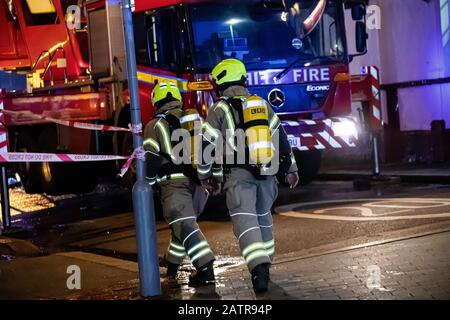 Zehn Feuerwehrfahrzeuge und rund 70 Feuerwehrleute wurden in einer Autowerkstatt in der Hoe Street in Walthamstow zum Brand gerufen. Stockfoto