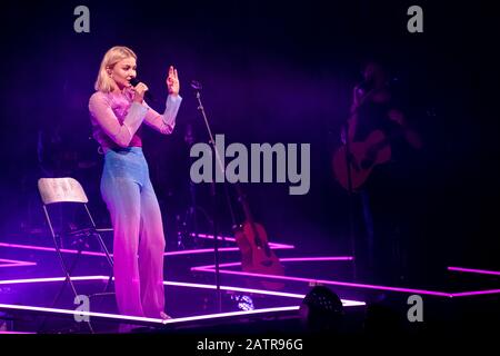 Bergen, Norwegen. September 2019. Die norwegische Sängerin, Songschreiberin und Musikerin Astrid Smeplass ist einfach besser bekannt als Astrid S und führt hier ein Live-Konzert in Forum Scene in Bergen auf. (Foto: Gonzales Foto - Jarle H. Moe). Stockfoto