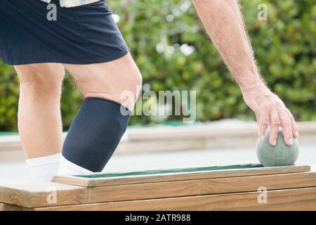 Mitte Schnittansicht eines älteren Mannes Boccia spielen Stockfoto