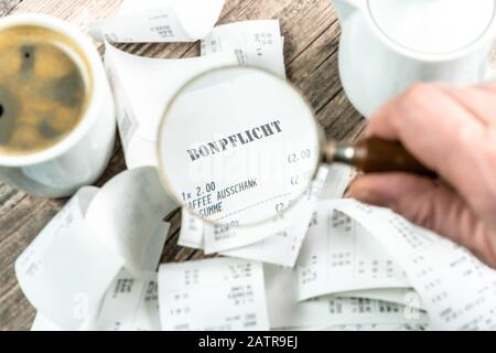 Symbolisches Bild für die Pflicht zur Quittung von Belegen in deutschland Englische Übersetzungspflicht Stockfoto