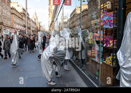 Glasgow, Schottland, Großbritannien. Februar 2020. Mitglieder der Gruppe Schwitzen als Fische verkleidet, die Fandango auf den Straßen der Stadt ausführen. Surge sind eine Gruppe, die Straßenkunst, physisches Theater und Zirkus in Schottland fördert. Kredit: Skully/Alamy Live News Stockfoto