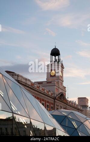 Puerta del Sol in der Abenddämmerung. Madrid, Spanien. Stockfoto