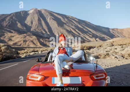 Lifestyle-Porträt einer freudigen Frau, die sich auf der Insel auf der Insel Tenera auf einer Reise auf der vulkanischen Halbinsel lässig amüsierte Stockfoto