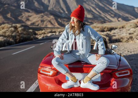Lifestyle-Porträt einer freudigen Frau, die sich auf der Insel auf der Insel Tenera auf einer Reise auf der vulkanischen Halbinsel lässig amüsierte Stockfoto