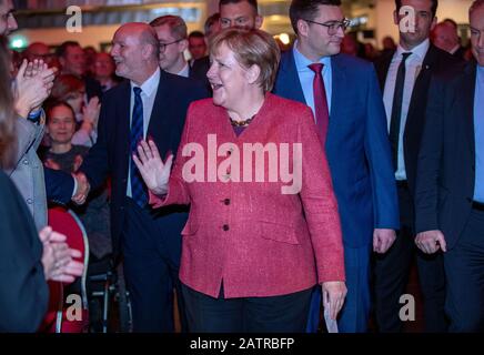 In Mecklenburg-Vorpommern. Februar 2020. Bundeskanzlerin Angela Merkel (CDU) wird beim traditionellen Neujahrsempfang des CDU-Kreisverbandes Vorvormmern-Greifswald von den Gästen begrüßt. Mehr als 350 Gäste aus Politik, Wirtschaft, Wissenschaft und Verwaltung des Landkreises sind auf dem Kulturbahnhof der Stadt zu der Veranstaltung eingeladen. Kredit: Jens Büttner / dpa-Zentralbild / dpa / Alamy Live News Stockfoto