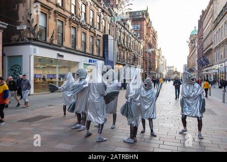 Glasgow, Schottland, Großbritannien. Februar 2020. Mitglieder der Gruppe Schwitzen als Fische verkleidet, die Fandango auf den Straßen der Stadt ausführen. Surge sind eine Gruppe, die Straßenkunst, physisches Theater und Zirkus in Schottland fördert. Kredit: Skully/Alamy Live News Stockfoto