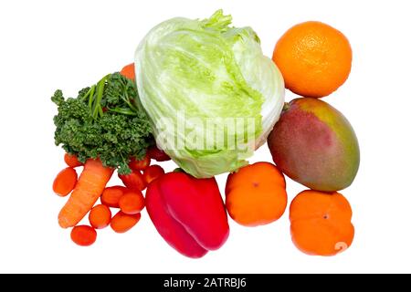 Nahaufnahme von frischem Obst und Gemüse, isoliert auf weißem Hintergrund. Set besteht aus Kohl, Petersilie, Khaki, Tangerine, Mango, Kirschtomaten und Stockfoto