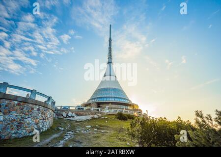 Jested - einzigartiges architektonisches Gebäude. Hotel- und TV-Sender auf der Spitze von Jested Mountain, Liberec, Tschechien. Stockfoto