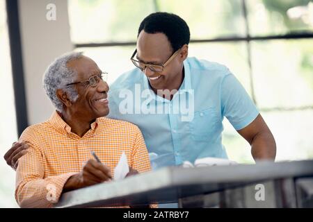 Ein Mann und sein Vater teilen sich einen besonderen Moment Stockfoto