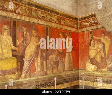 Italien, Pompeji. Villa der Mysterien. Alte römische Vorstadt-Villa. Die Freskenbilder zeigen eine in bacchische Mysterien einleitende Braute zur Vorbereitung der Ehe, 1. Jahrhundert n. Chr. Details. Stockfoto