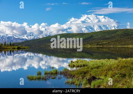 Denali zeigt sich gut mit dem blauen Wasser von Wonder Lake, Denali National Park und Preserve; Alaska, Vereinigte Staaten von Amerika Stockfoto