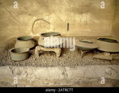 Pompeji. Haus des Vetti. Chr. erwähnt. Domus, der zwei reichen Kaufleuten gehörte, Vettio Restitulo und Aulo Vettio Convivo. Küche mit Töpfen. Italien, La Campania. Stockfoto