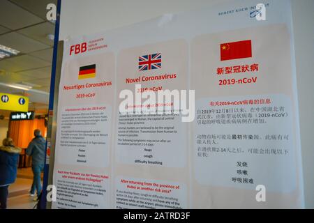 Flughafen Berlin-Schönefeld SXF, Deutschland - 02/01/20: Warnschild berät über epidemische Erkrankungen von Coronavirus 2019-nCoV auf Deutsch, Englisch und Chinesisch Stockfoto