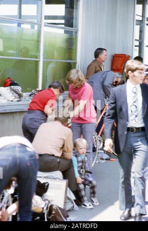 Die nakuläre Fotografie, die auf einer analogen 35-mm-Filmtransparenz aufgenommen wurde, glaubte, Menschen während des Tages, 1970, auf grauem Betonboden zu zeigen. () Stockfoto