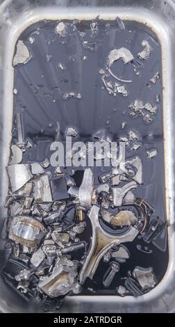 Der Motor des Sportwagens explodierte und brach zu Beginn des Rennens Stockfoto