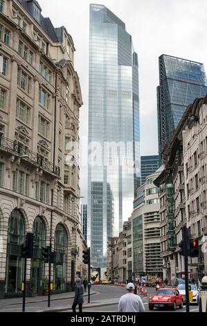 King William Street und das Twentytwo-Gebäude in Bishopsgate 22 in der City of London ab Januar 2020. London, Großbritannien Stockfoto