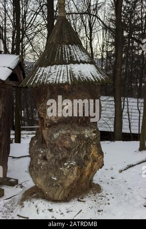 Skulptur eines alten faulen Baumstammes mit einem Baldachin in roznov pod radhostem in tschechien im Winter. Stockfoto